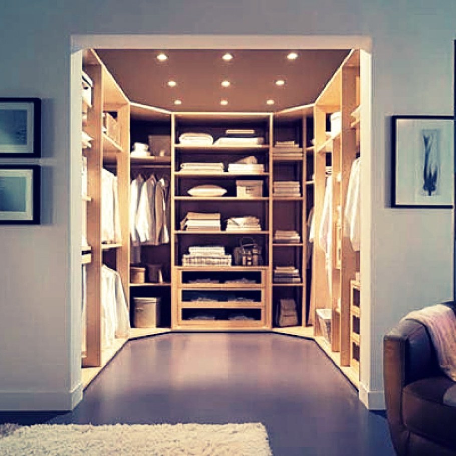 Шкаф в гардеробную комнату