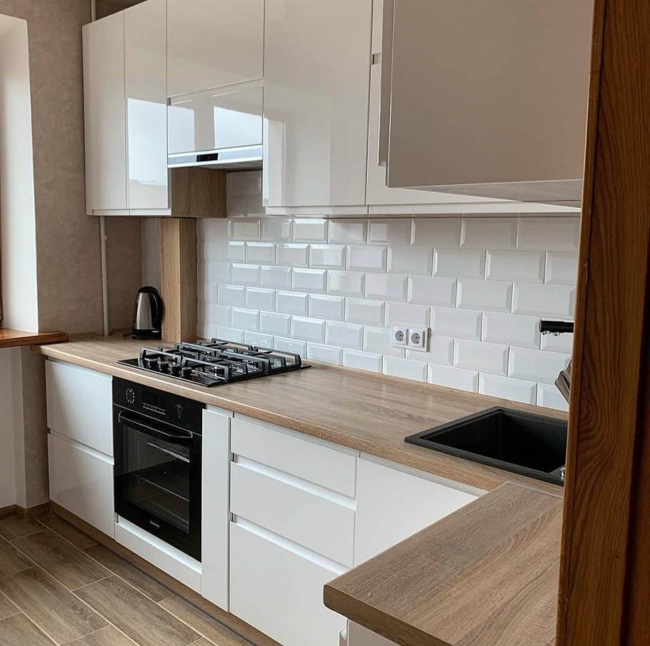 Белая кухня с деревянной столешницей