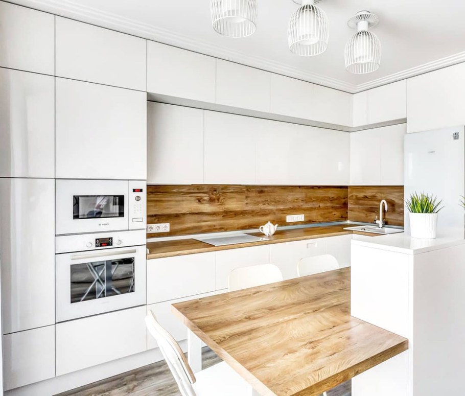 Белая кухня с деревянной столешницей
