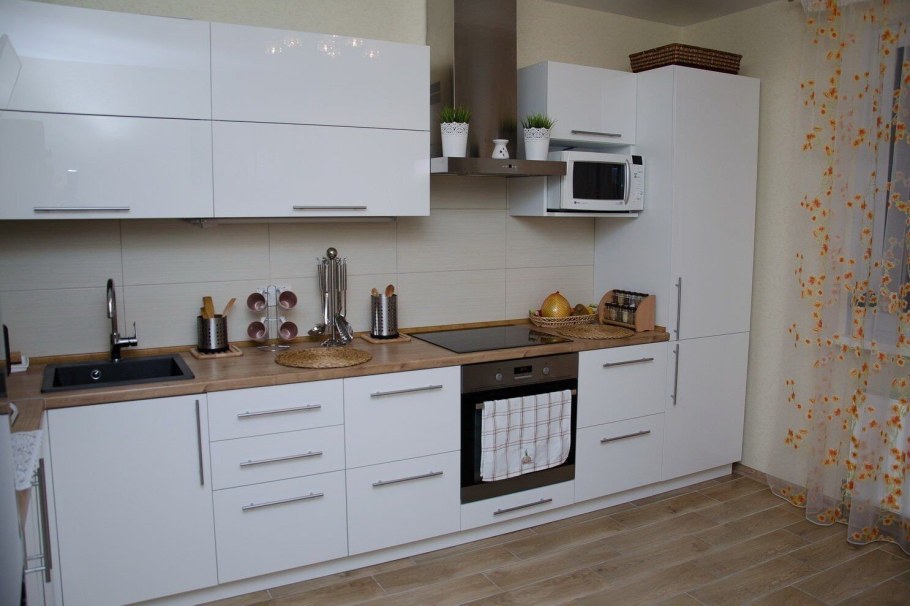 Кухня с белыми фасадами