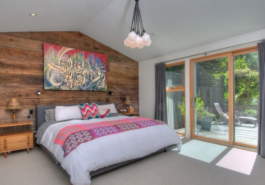 Деревянная стена в спальне