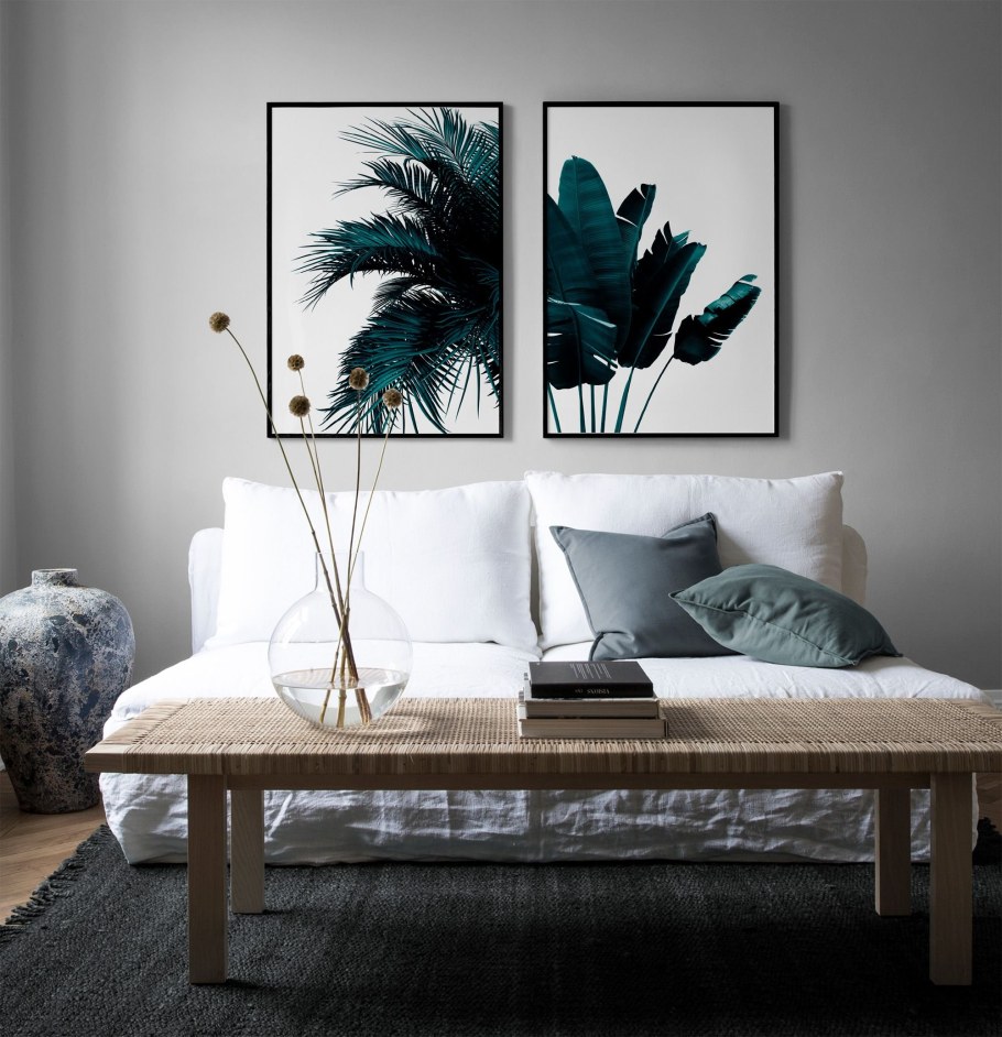 Минималистичный интерьер с картинами