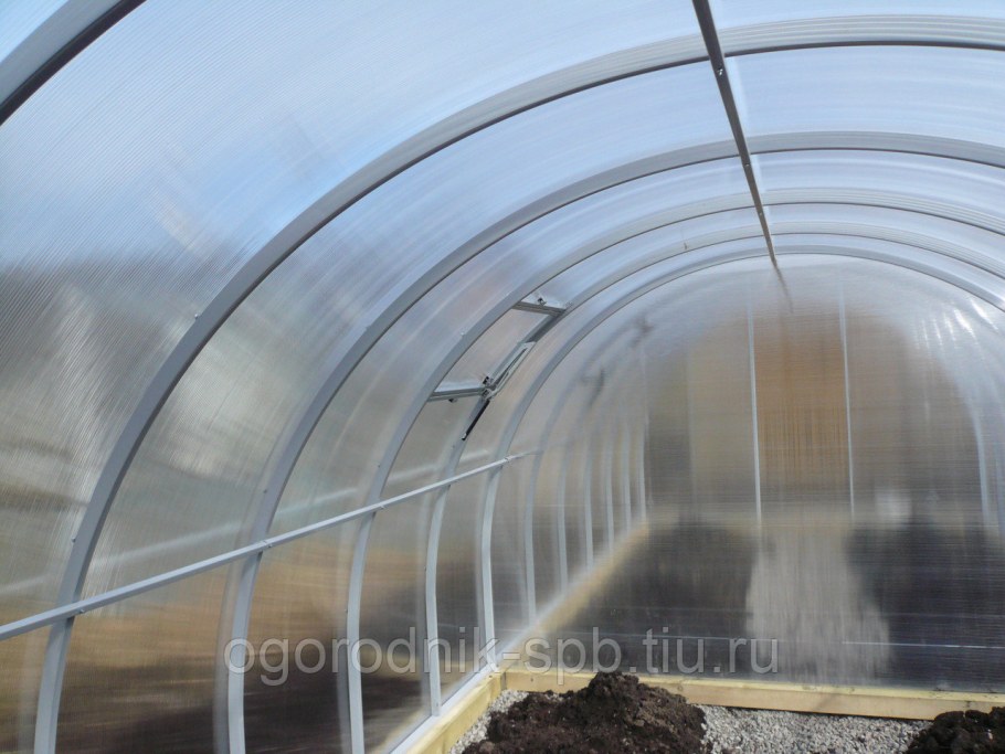 Дуга внутри теплицы