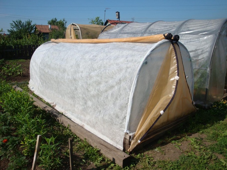 Теплица с укрывном материалом