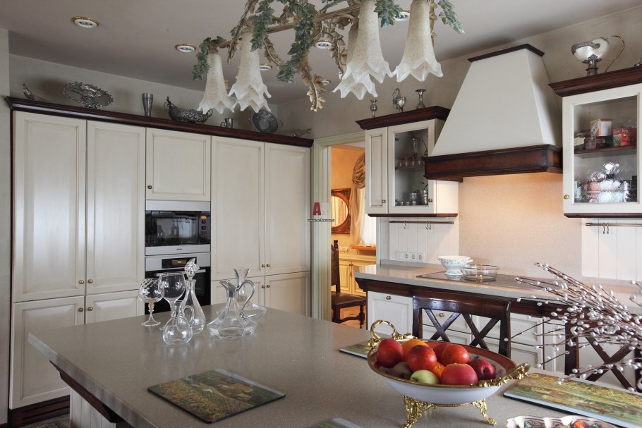 Люстра в неоклассическом стиле на кухню