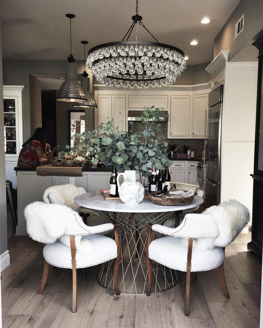 Кухня гостиная с круглым столом