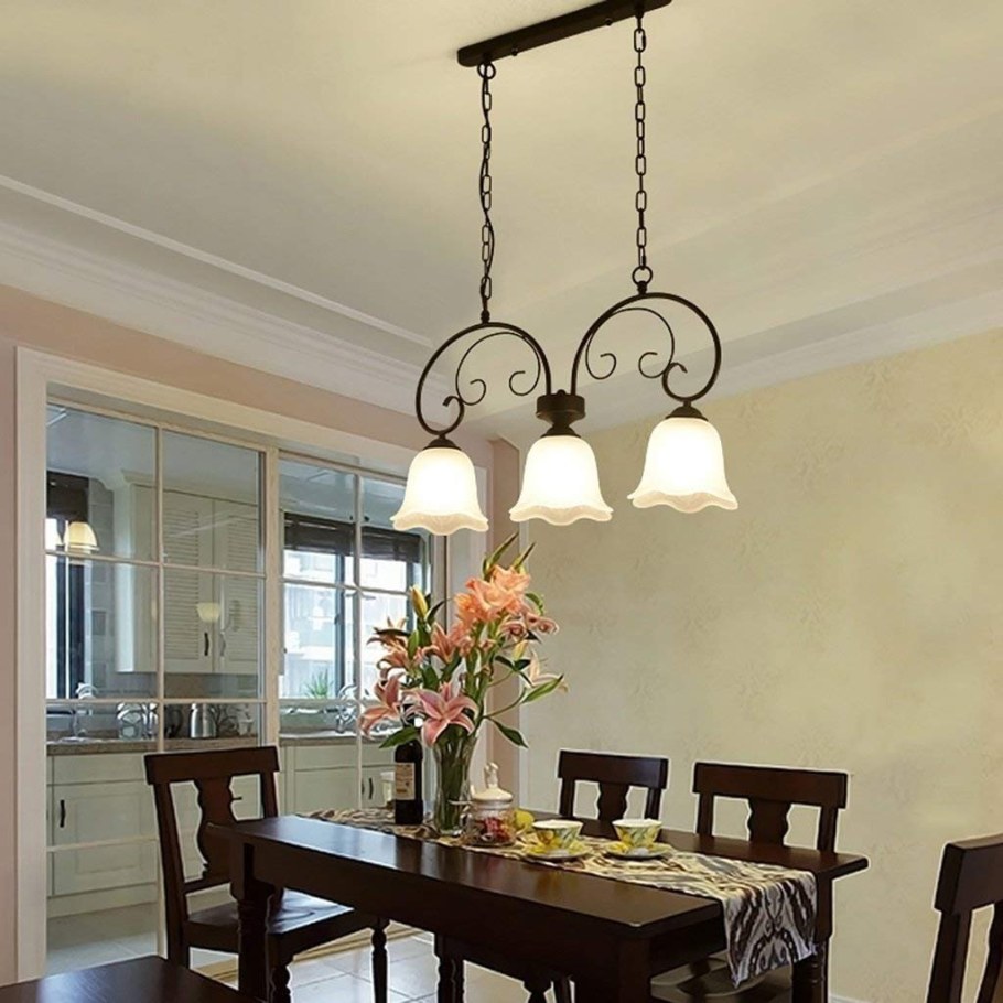 Подвесные светильники над кухонным столом