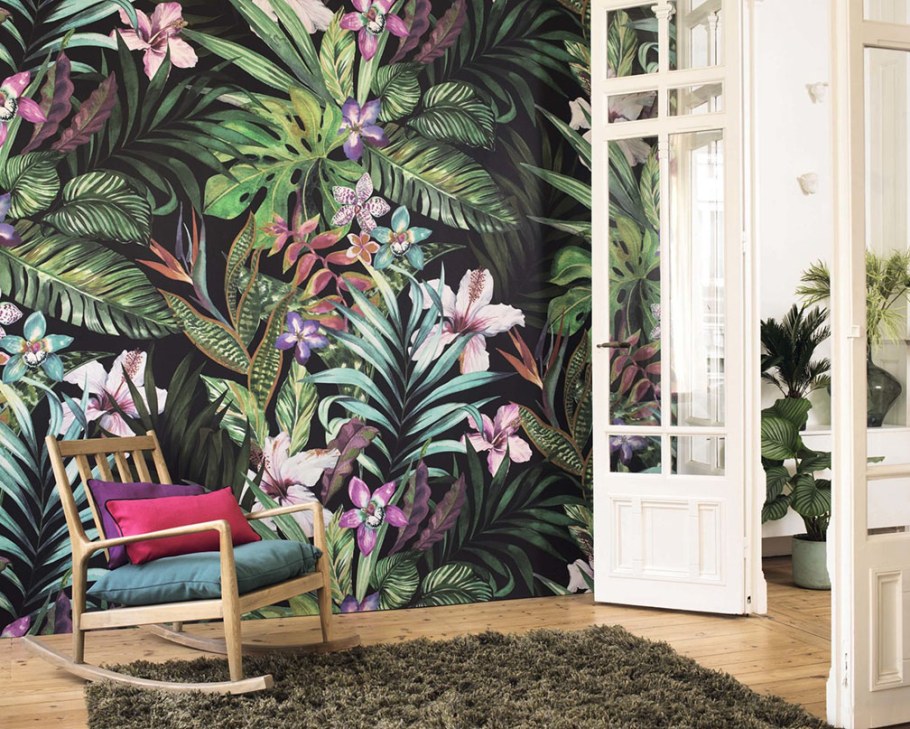 Тропические растения на стене