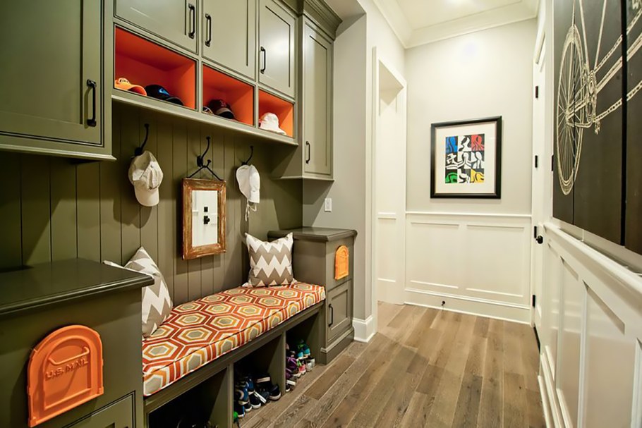 Интерьер узкой прихожей