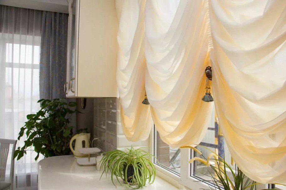 Французские шторы в интерьере кухни