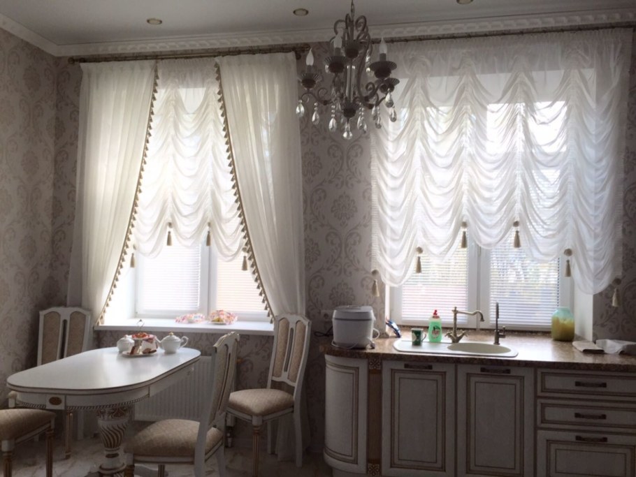 Французские шторы в интерьере кухни
