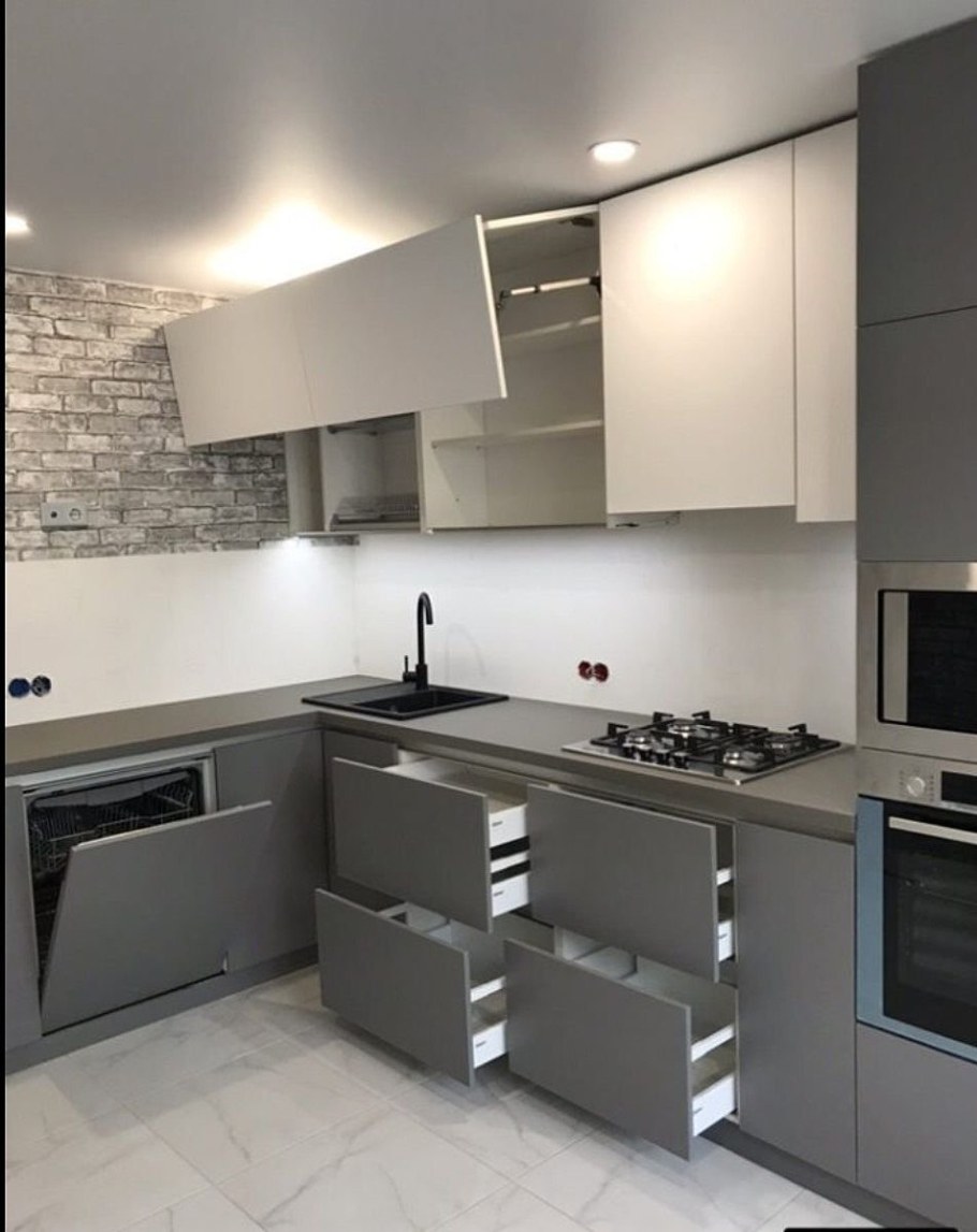 Кухонный гарнитур серо белый