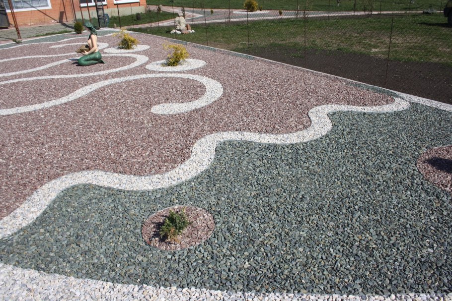 Отсыпка дорожек мраморной крошкой