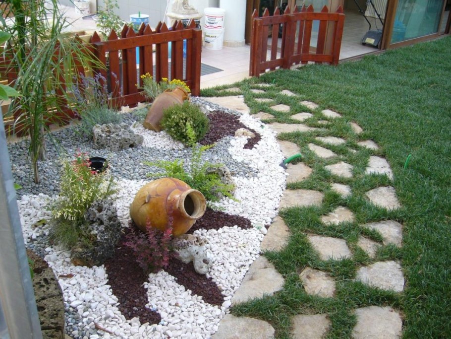 Украшение клумбы мраморной крошкой