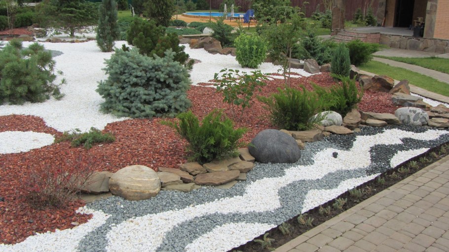 Мульчирование гранитной крошкой