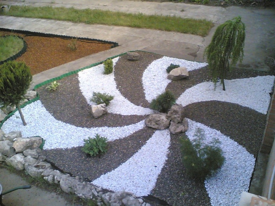 Мульчирование клумбы мраморной крошкой