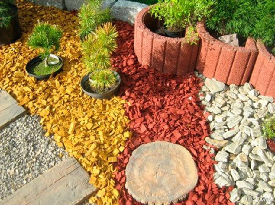 Мульчирование клумбы корой