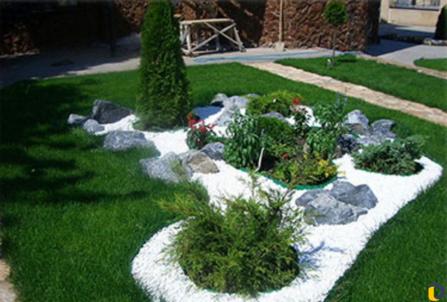 Клумба с белыми камнями