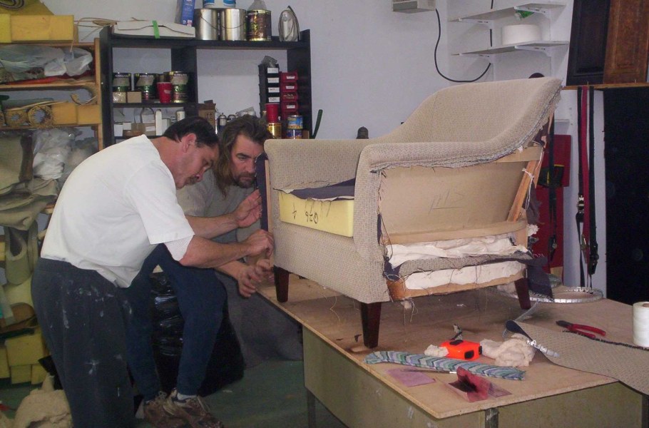 Обивщик мебели