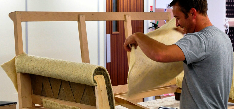 Обивщик мебели