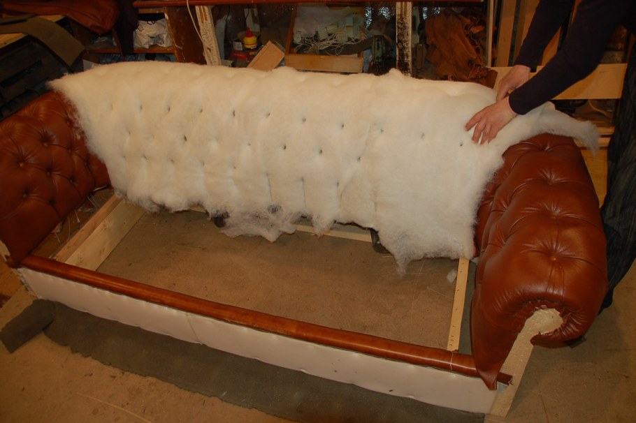 Обтянуть диван поролоном