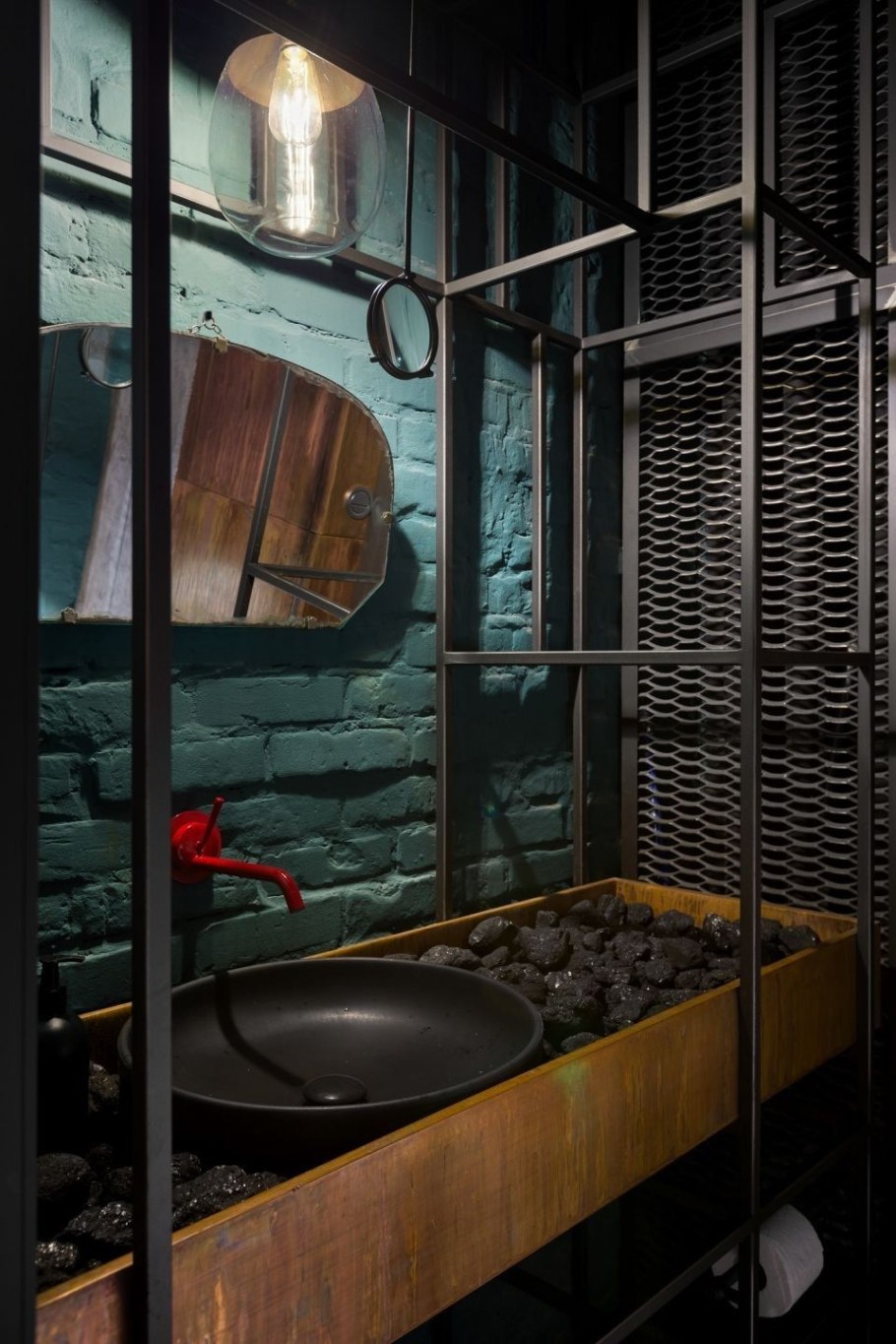 Санузел в стиле лофт в ресторане