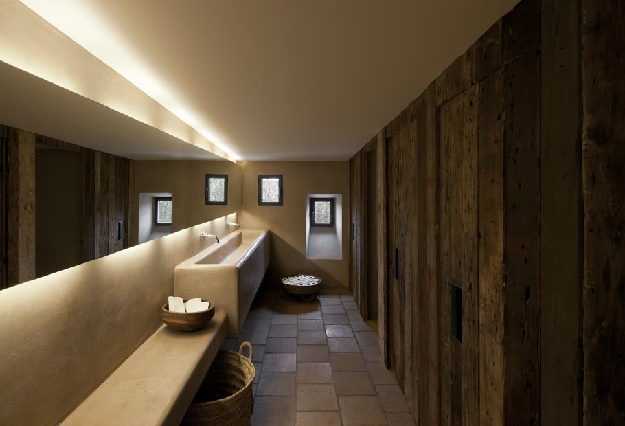 Интерьер общественного санузла