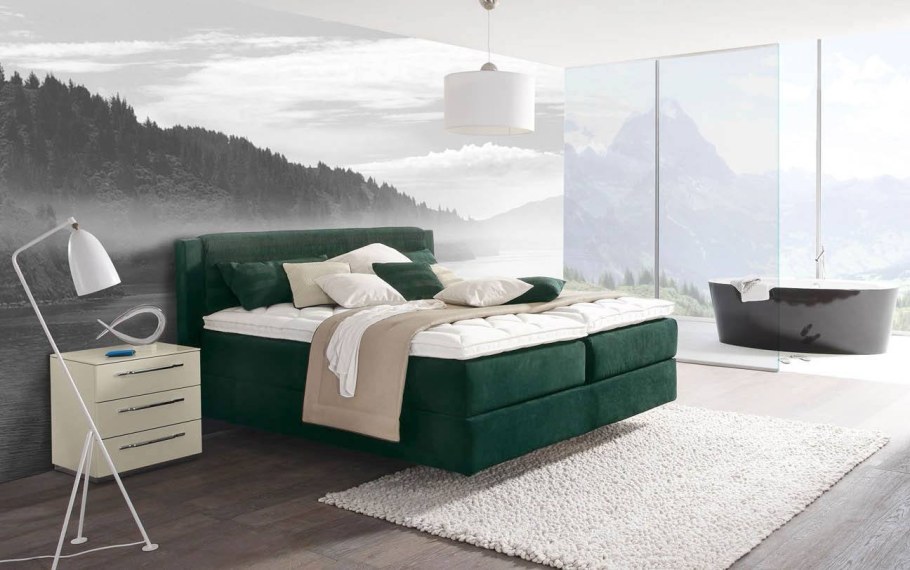 Изголовье кровати изумрудного цвета