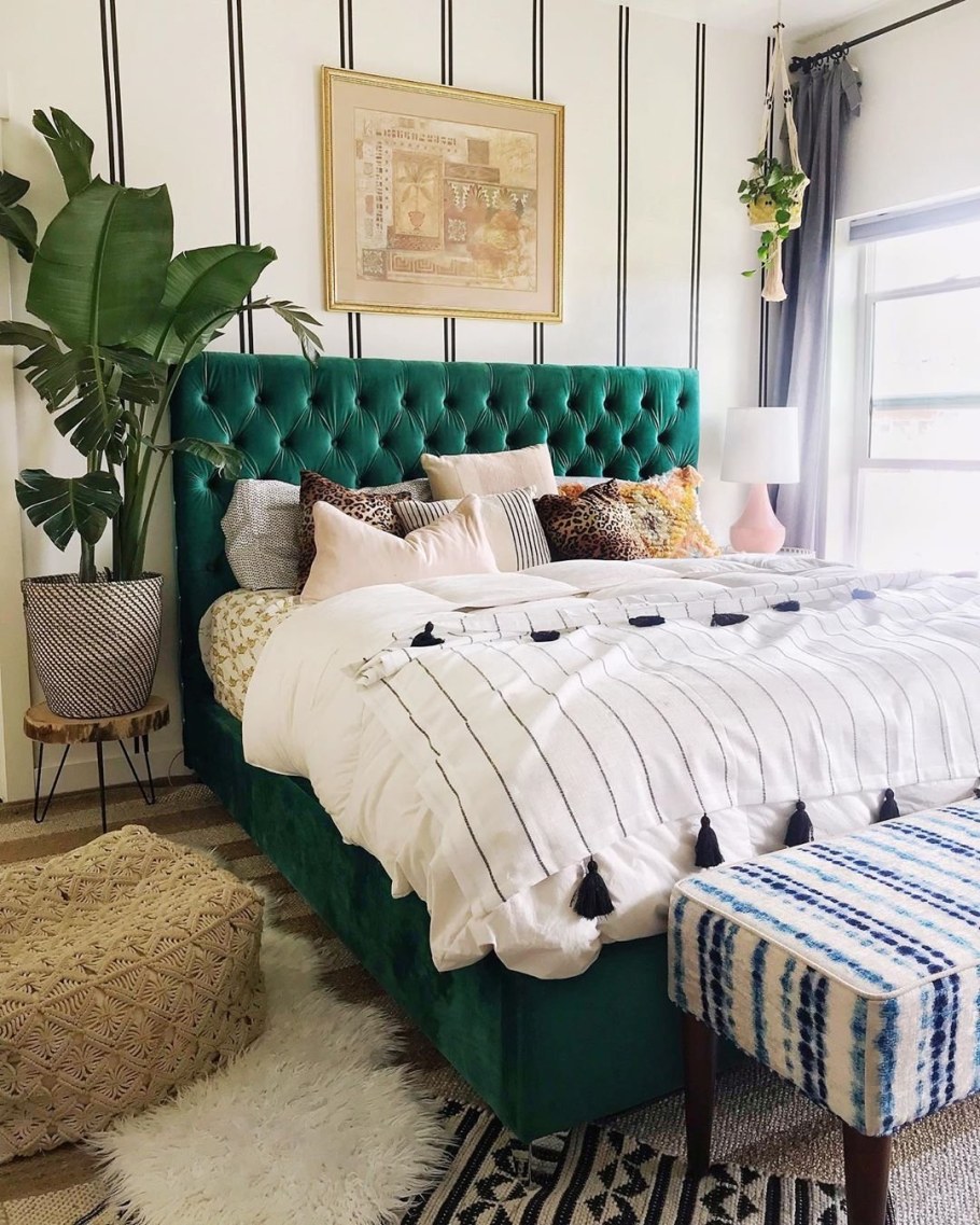 Кровать изумрудного цвета