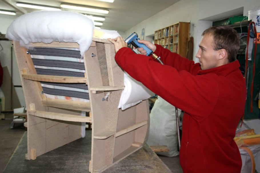 Обивщик мебели