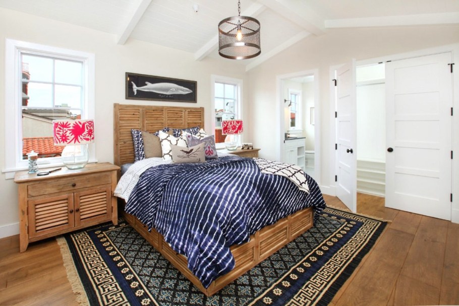 Ковер под кроватью в спальне