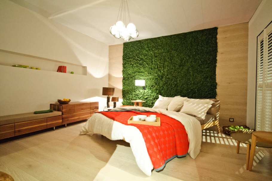Мох в интерьере спальни