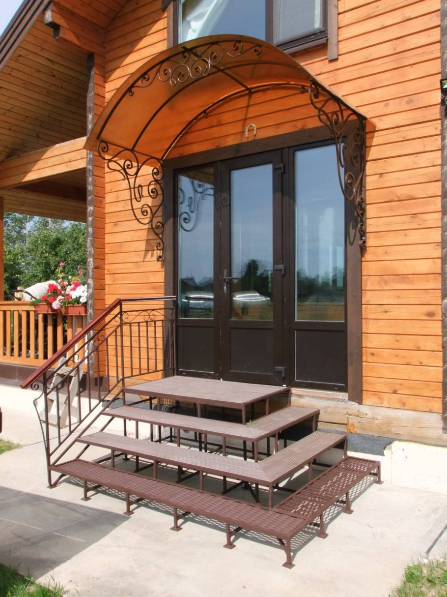 Крыльцо в частном доме