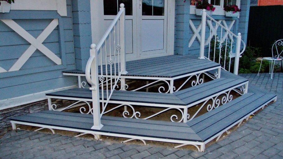 Металлическое крыльцо для дачи
