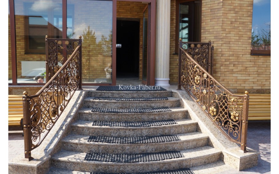 Входные ступеньки в дом