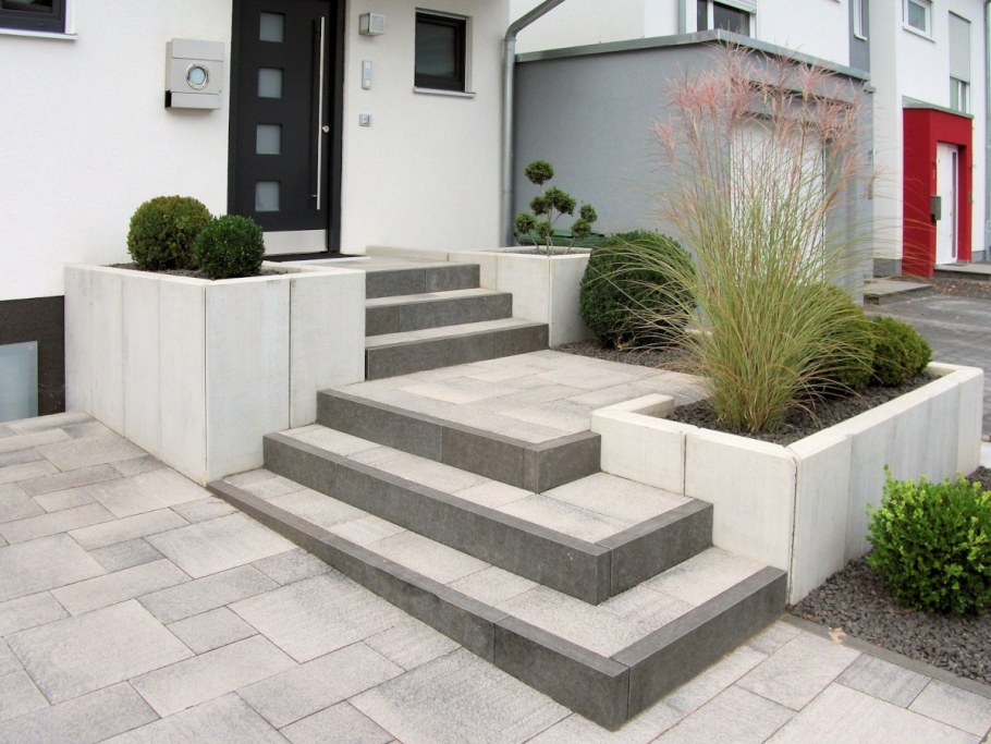 Входные ступеньки в дом