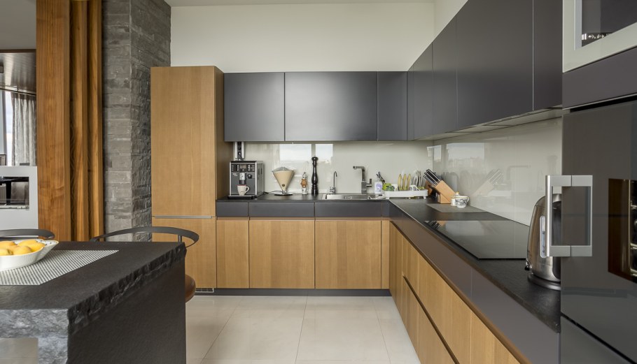 Кухня серая с деревом