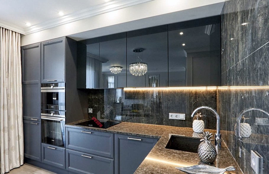 Кухня со стеклянными фасадами