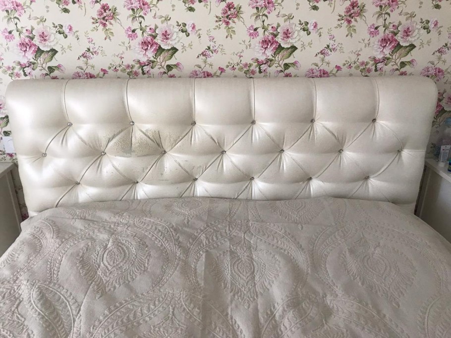 Кровать с мягкой спинкой