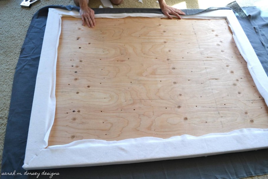 Обтянуть деревянную кровать тканью