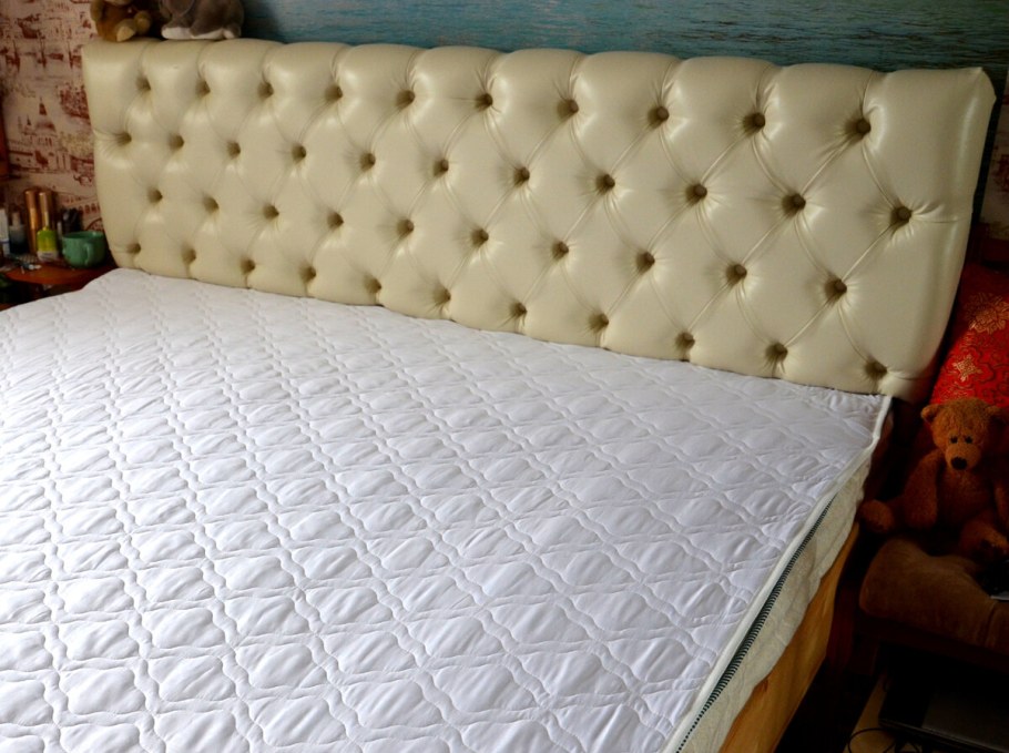 Кровать зеленая с мягким изголовьем