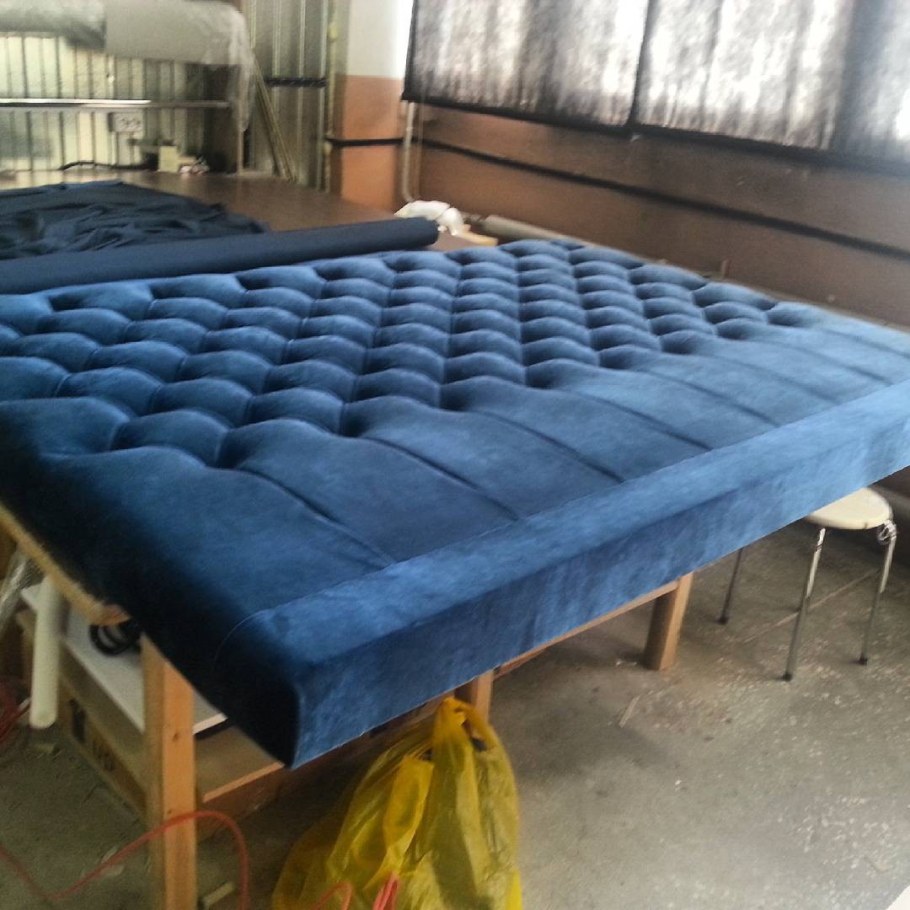 Обшить кровать тканью