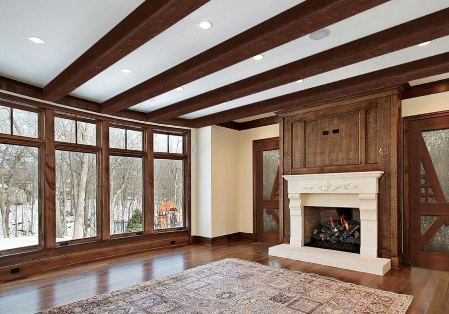 Потолок с деревянными балками