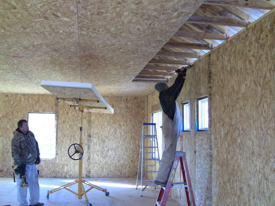 Потолок из ОСП отделка