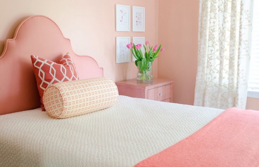 Персиковый в интерьере спальни
