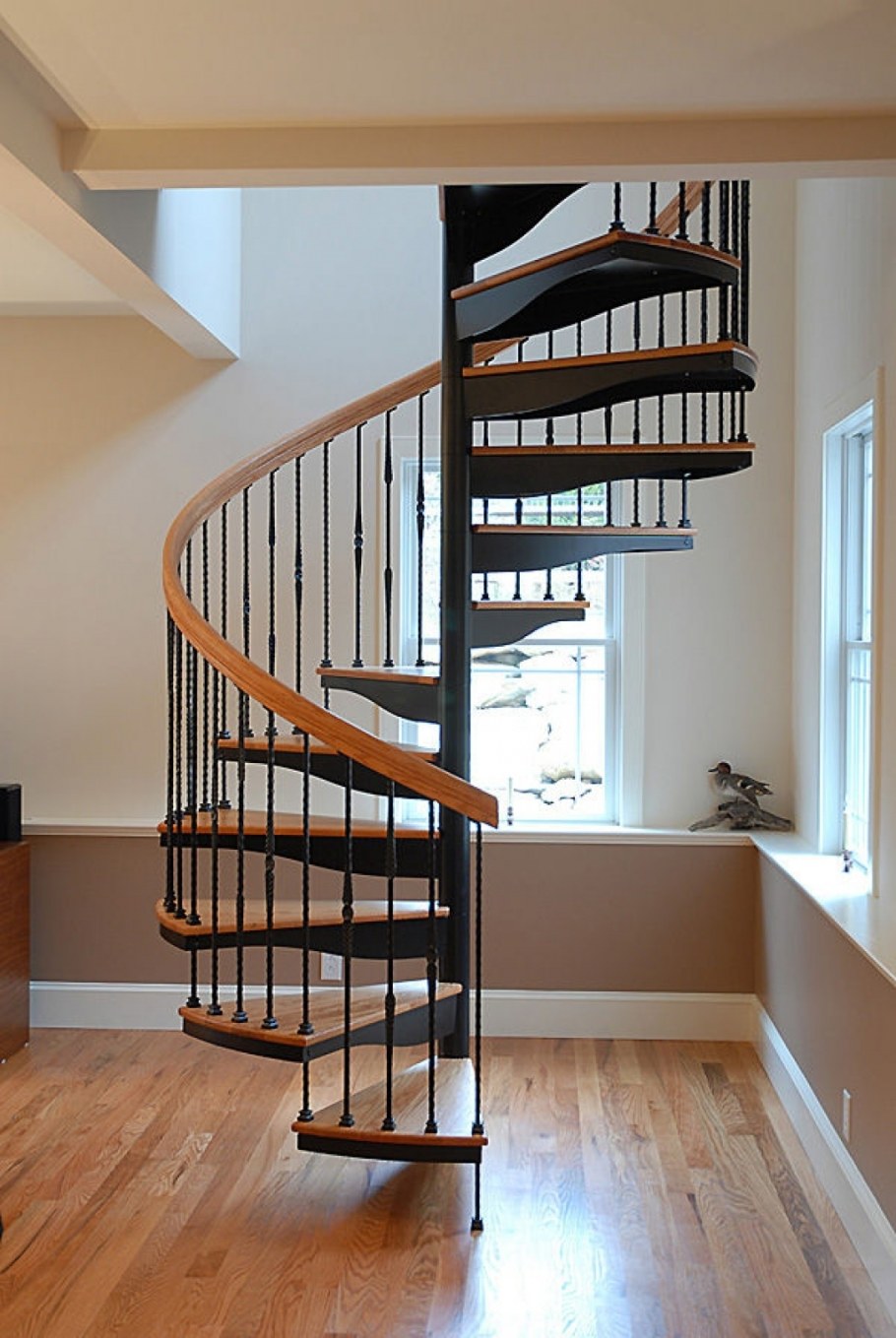 Лестница винтовая деревянная