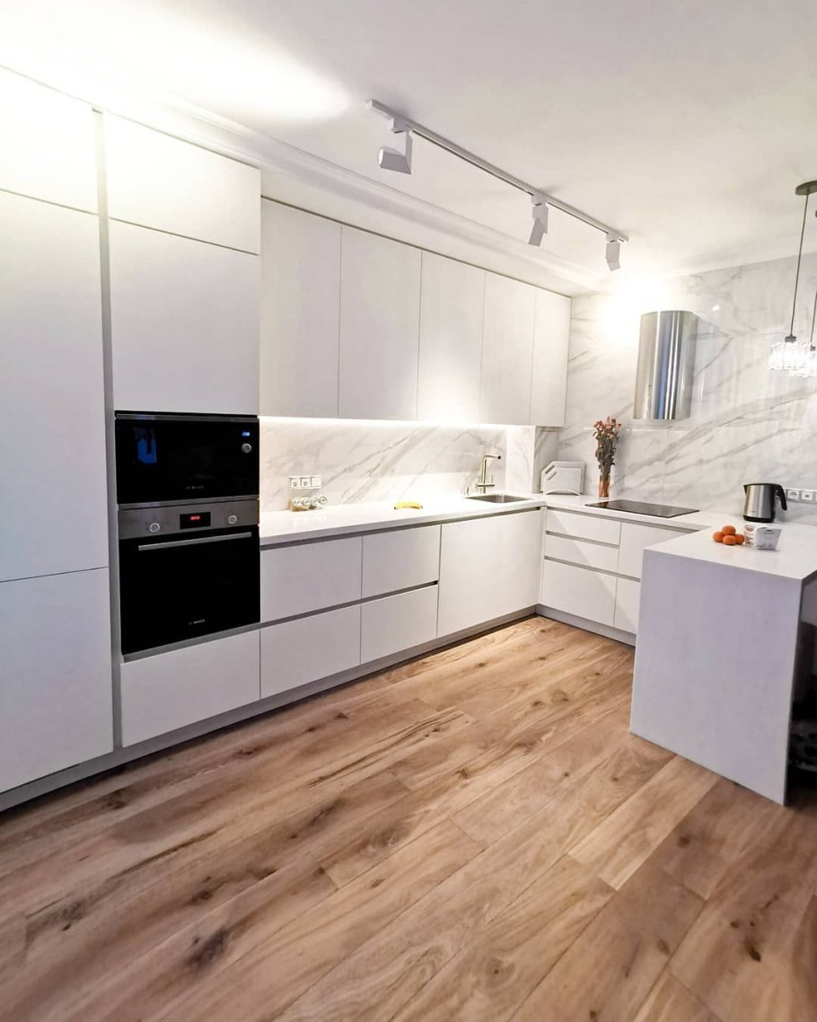 Белая глянцевая кухня в современном стиле