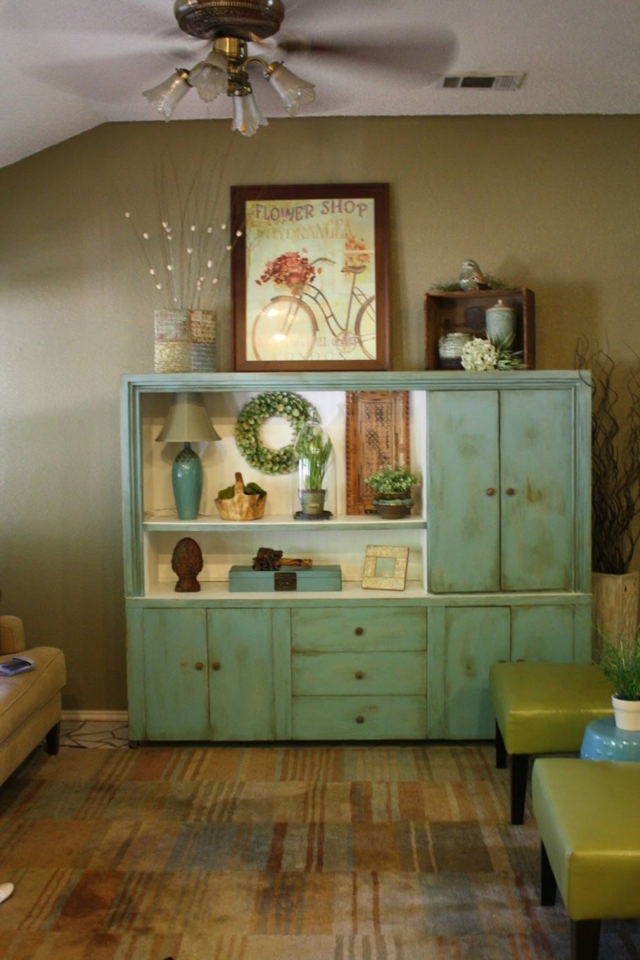 Старая стенка в современном интерьере