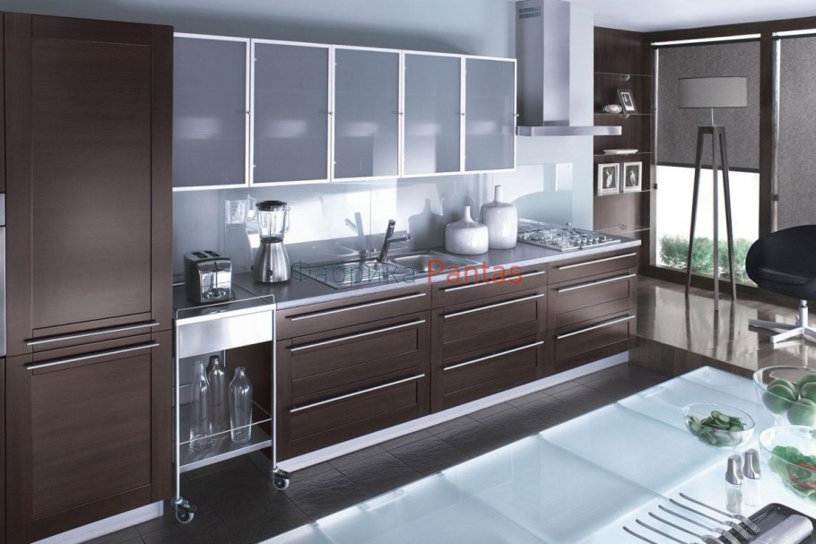 Кухонный гарнитур со стеклянными фасадами