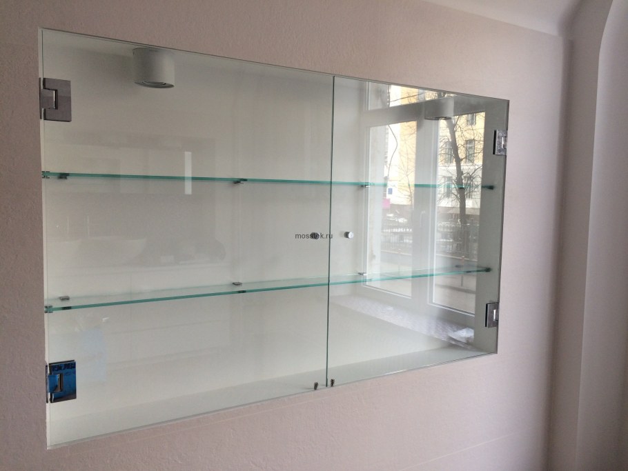 Шкаф со стеклянными дверцами